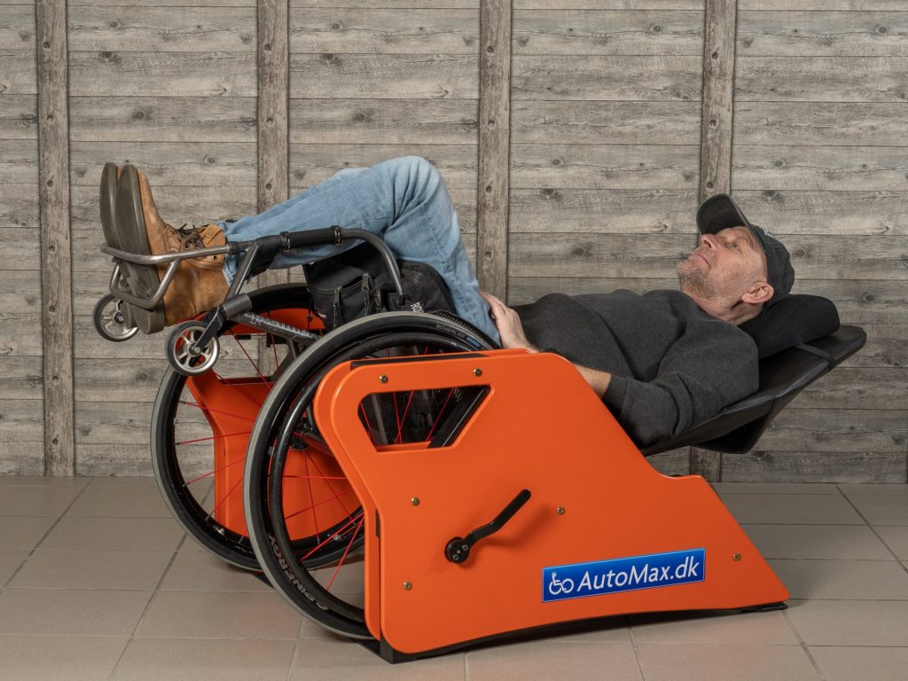 Max ligger helt tilbagelænet i kørestolsstolen